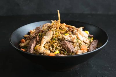 Arroz Yakimeshi Lomo y Pollo